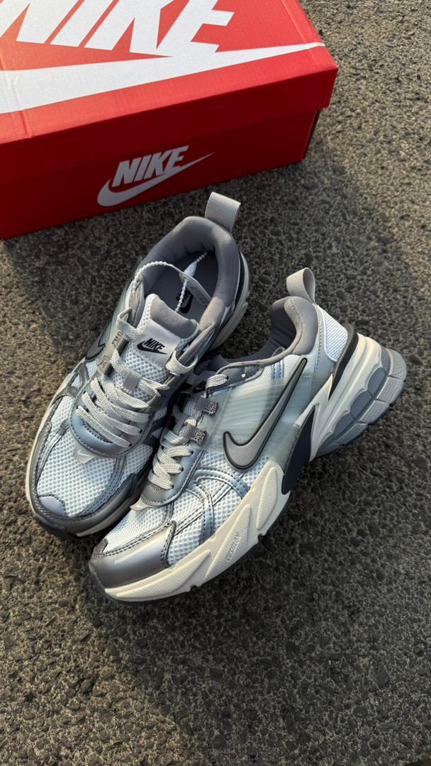 کتونی Nike V2K Run کرم/مشکی – 100% اورجینال با ضمانت اصالت کالا. طراحی Y2K، رویه مش توری سبک و زیره فومی دو لایه برای راحتی طولانی‌مدت. 📦